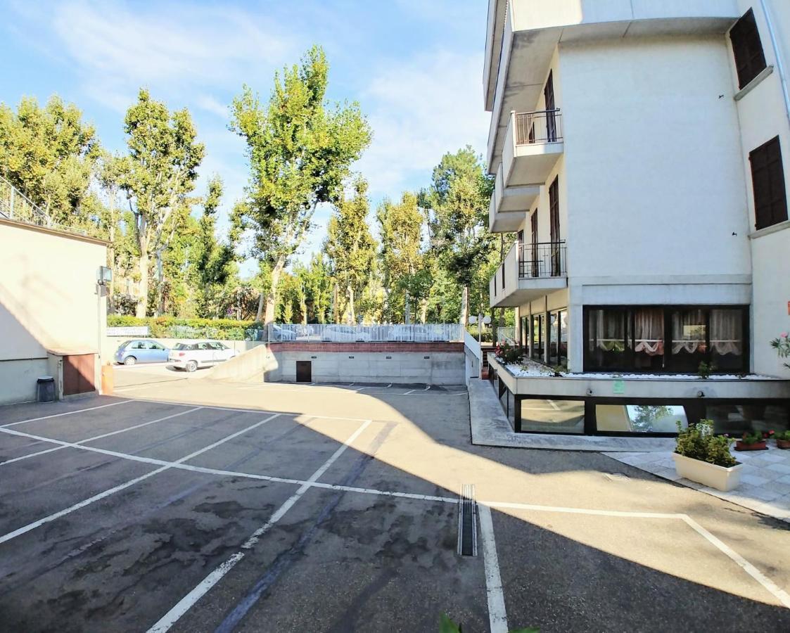 卡兰西尼酒店 萨尔索马焦雷泰尔梅 外观 照片